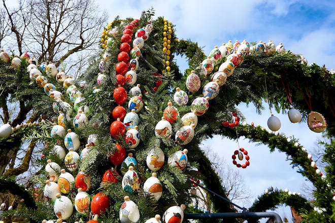 Der Osterbrunnen am Marktplatz ist zum Ostermarkt in Heiligenstadt i.OFr. ein beliebtes Fotomotiv.