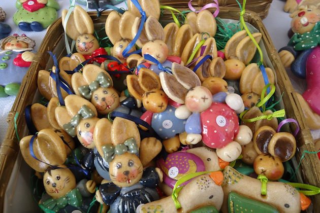 Impressionen vom Kunsthandwerklichen Ostermarkt am Karl-August-Platz in Berlin