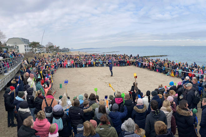 Impressionen vom Ostereier-Buddeln in Seebrückenvorplatz in Niendorf/Ostsee