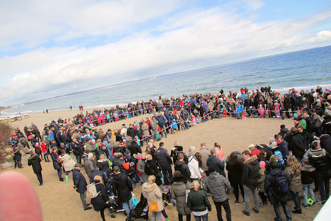 Impressionen vom Ostereier-Buddeln an der Seebrücke Timmendorfer Strand