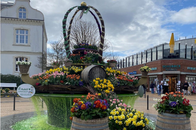 Osterbrunnen auf dem Timmendorfer Platz