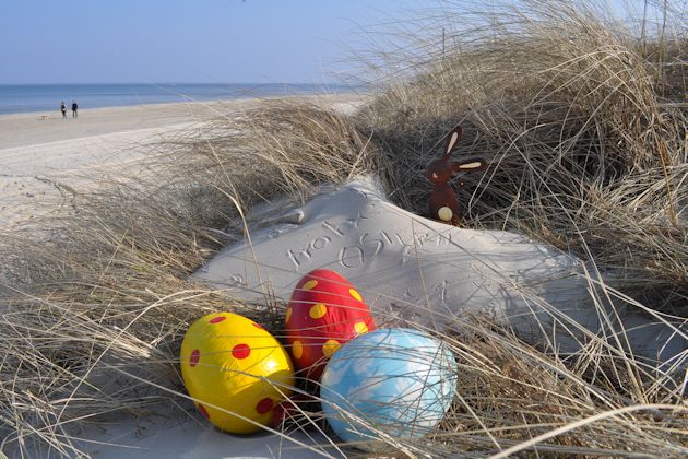 Karlchens Ostereierei am Ostersonntag auf dem Strandvorplatz im Ostseebad Karlshagen